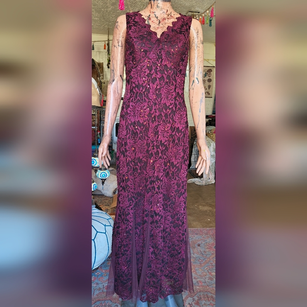 Sleeveless Burgundy Lace Maxi Dress with Scalloped V-Neck
